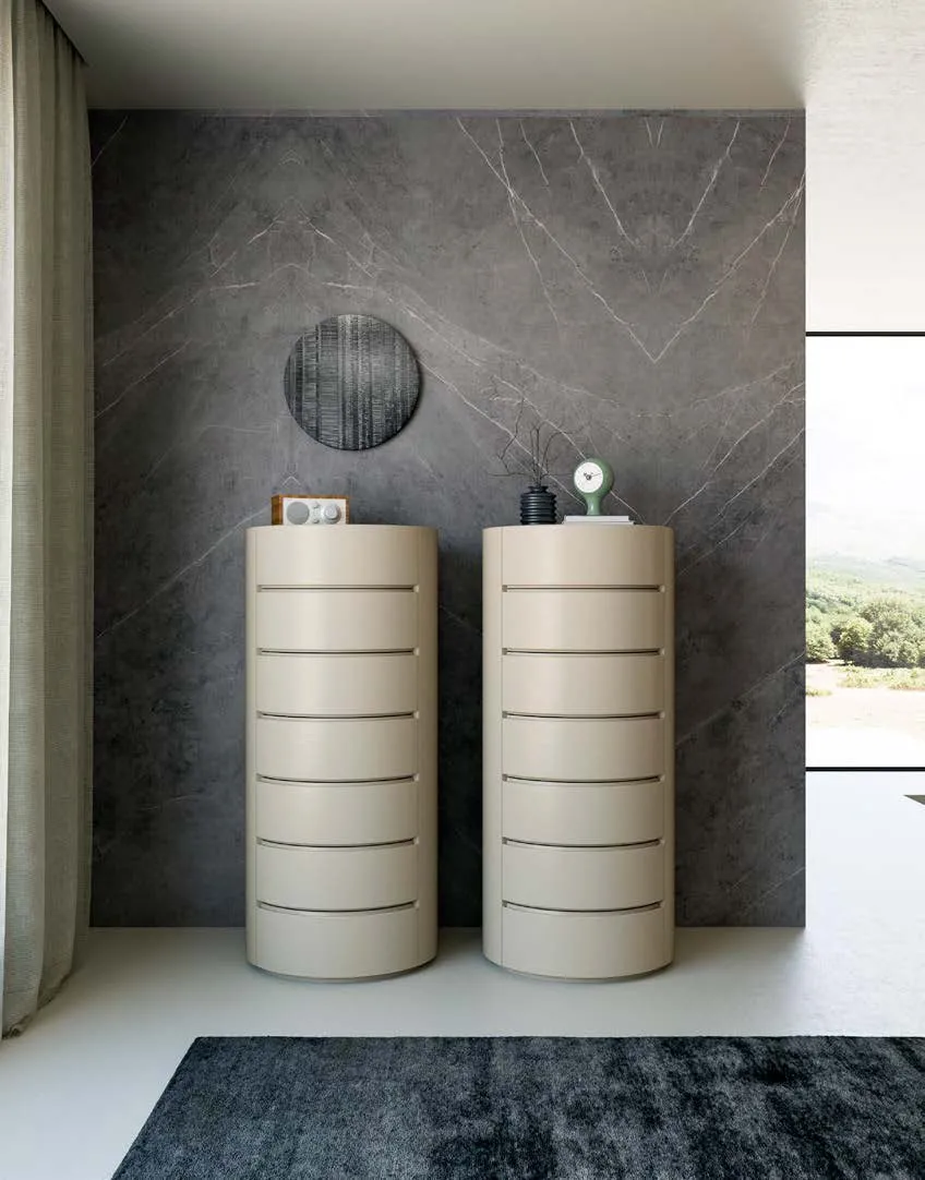 Due settimini Incanto Fazzini laccati canapa contro una parete in marmo grigio