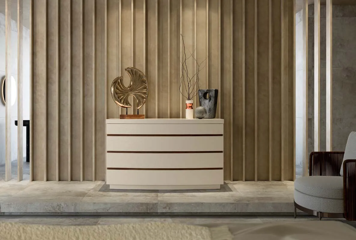 Cassettone Oriente Fazzini laccato magnolia con inserti in noce canaletto