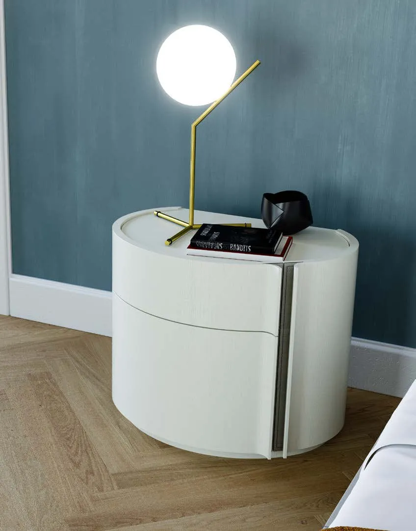 Comodino Jacqueline Fazzini bianco con maniglia curva e lampada dorata