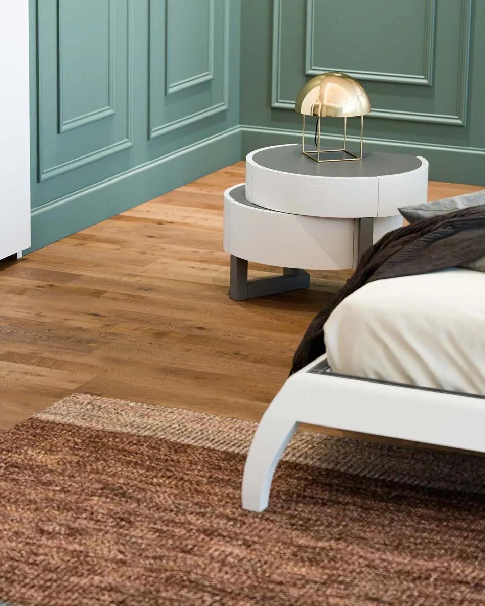 Comodino Eclisse Fazzini bianco con top piacenza accanto al letto