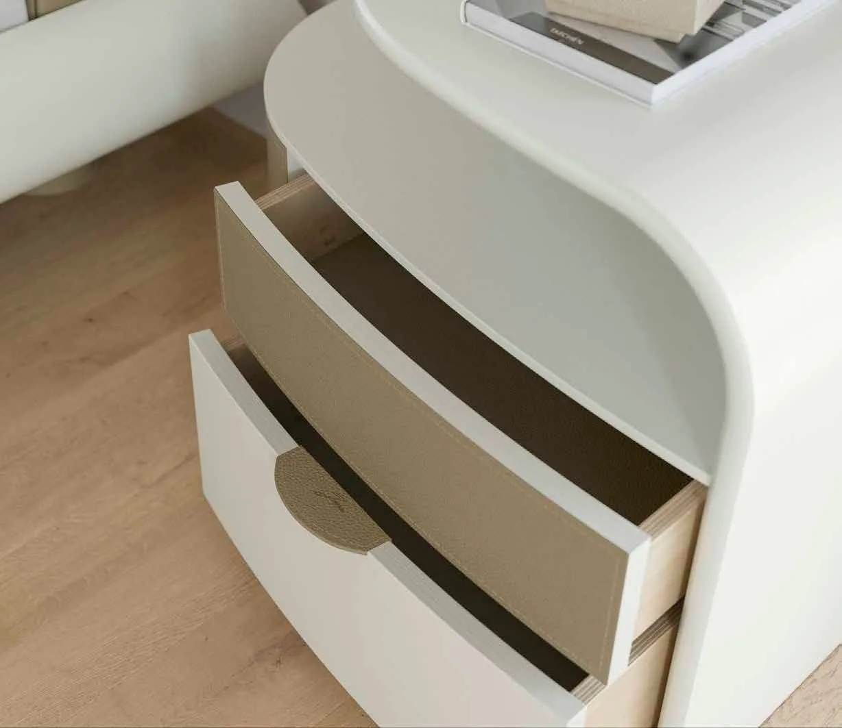 Cassetti del comò Novecento Europeo Fazzini con applicazioni in pelle beige
