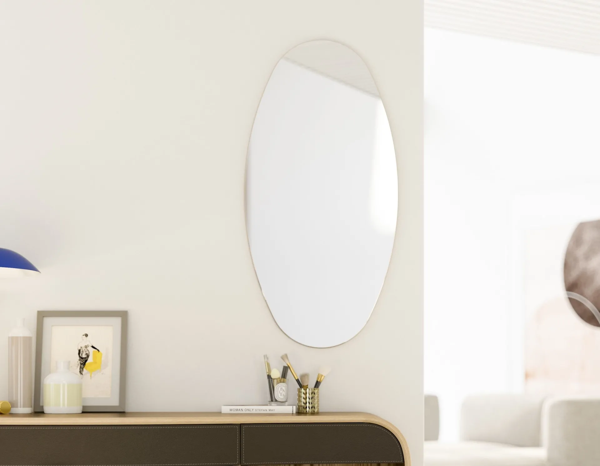Specchiera ovale Novecento Fazzini senza cornice sopra una cassettiera curva