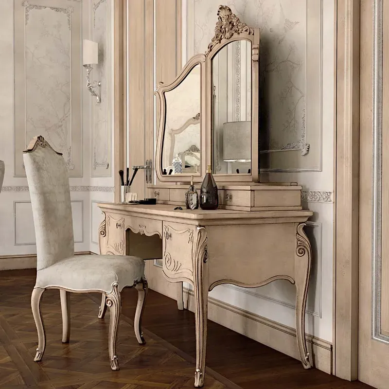 Specchiera per toilette Opera Francesco Pasi a tre ante su scrittoio chiaro, con sedia, in una camera