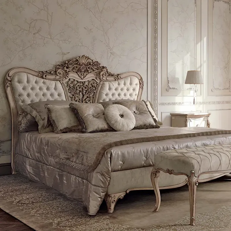 Letto intagliato Opera Francesco Pasi con testata capitonné e intaglio centrale, camera classica