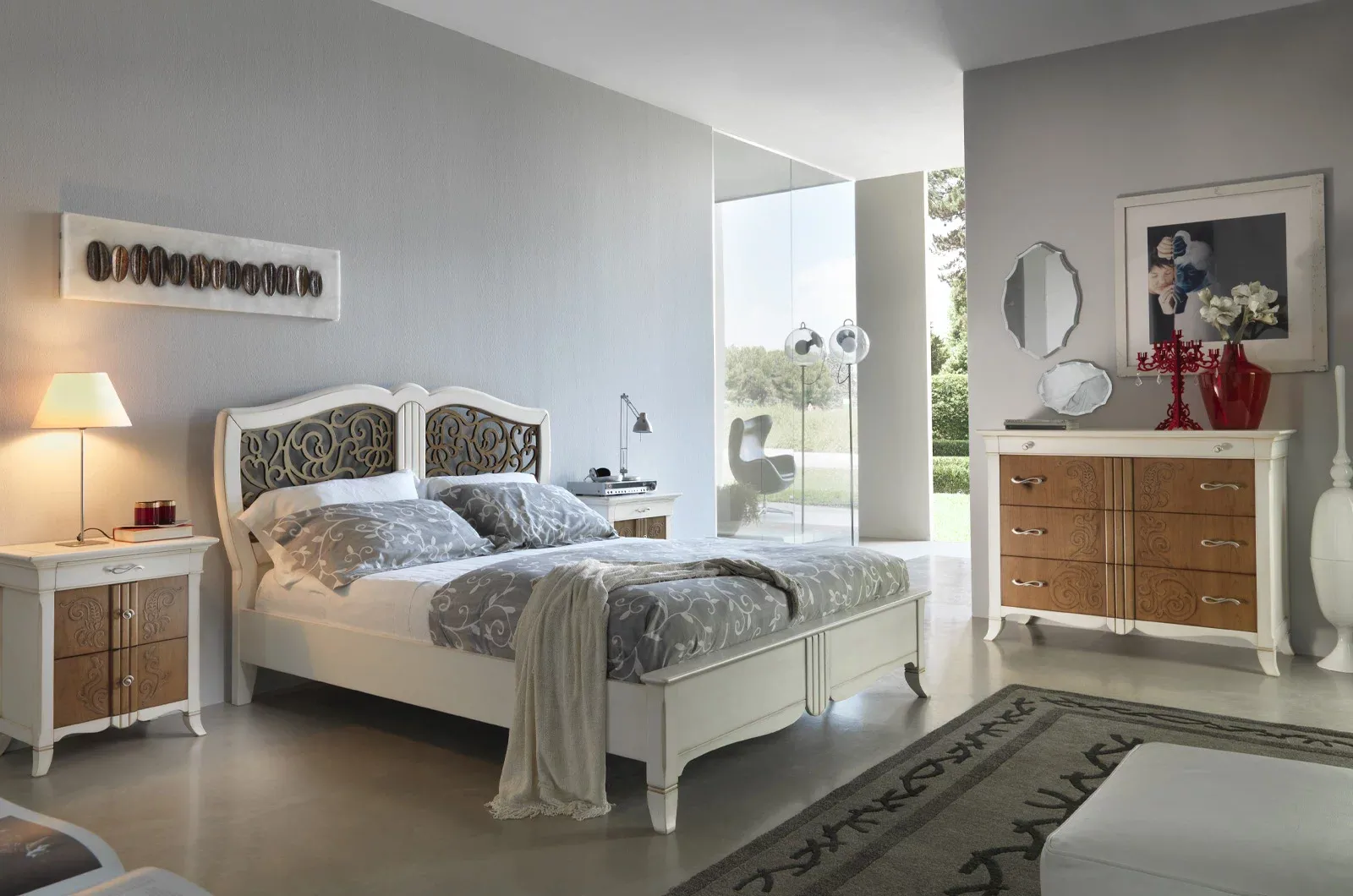 Camera New Decò Francesco Pasi con letto bianco a testata traforata, comodini e comò nocciola