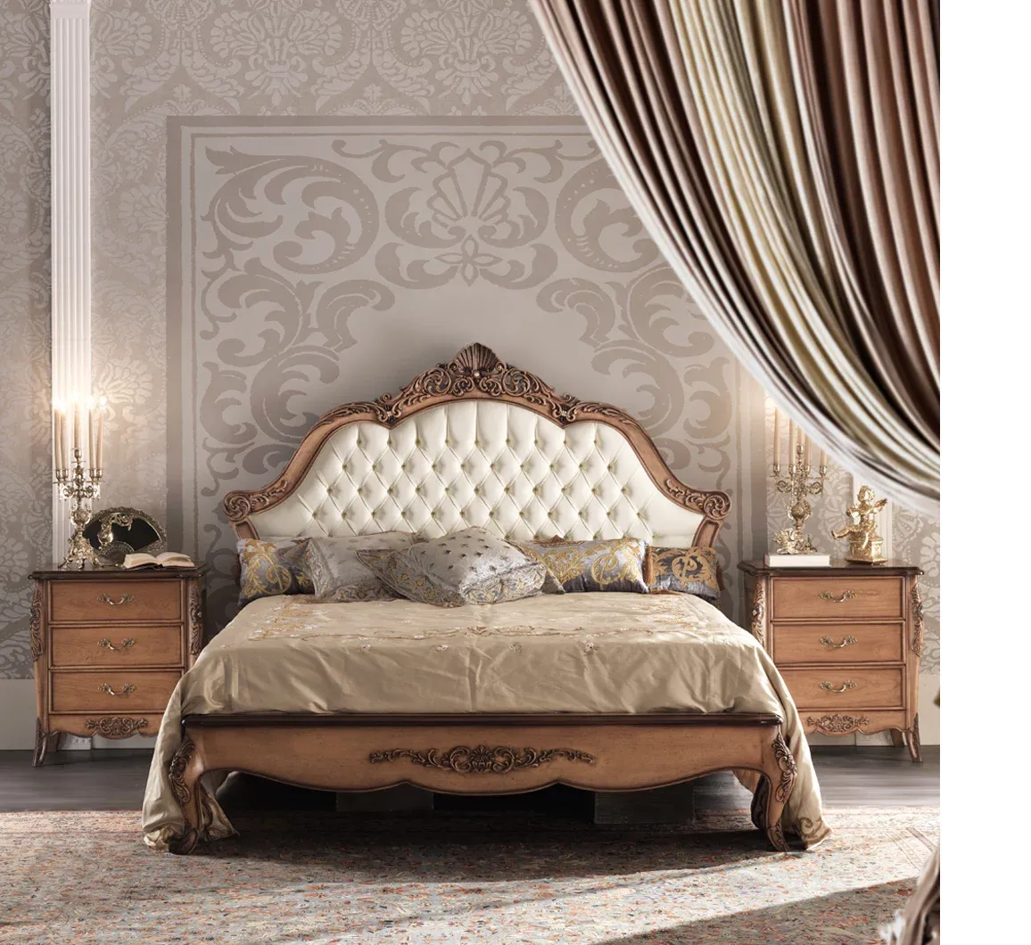 Letto intagliato capitonné Gran Guardia Francesco Pasi in nocciola con pelle chiara e drappeggio