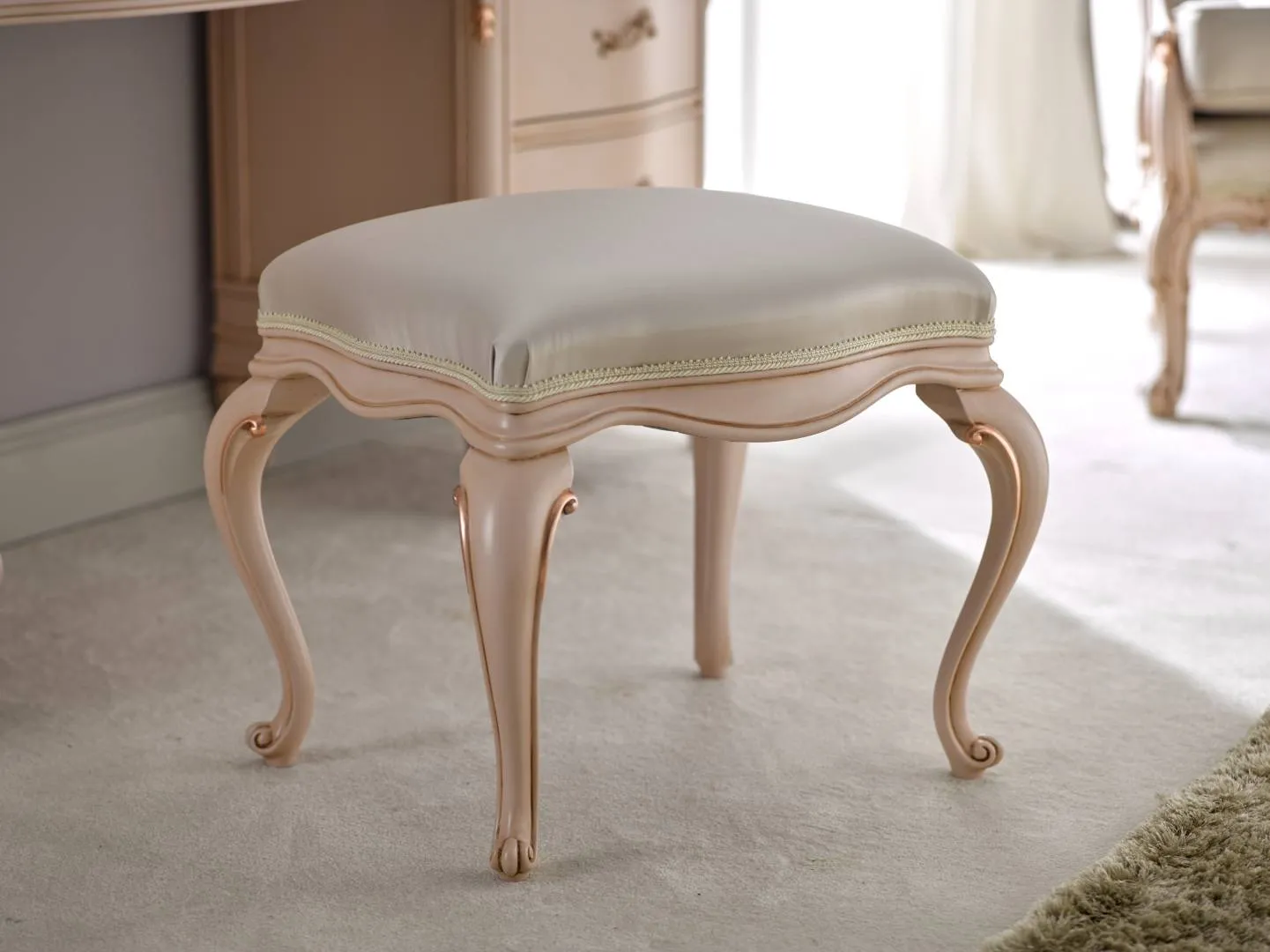 Pouf Tosato 51.12 con gambe a ricciolo laccate rosa e seduta imbottita in raso