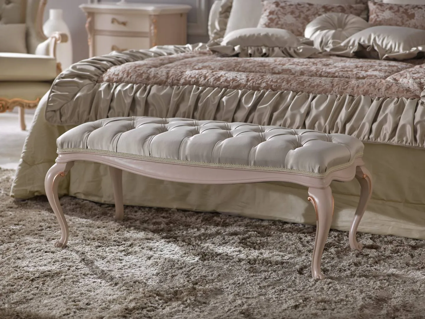 Pouf lungo Tosato 51.11 capitonné ai piedi di un letto classico