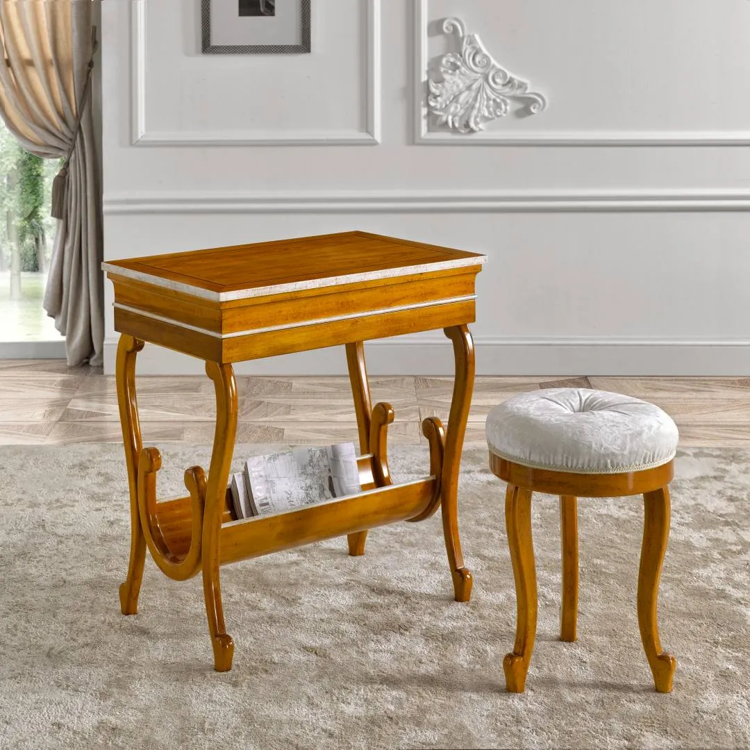 Piccolo pouf rotondo Tosato 51.10 in legno color miele accanto a un tavolino portariviste