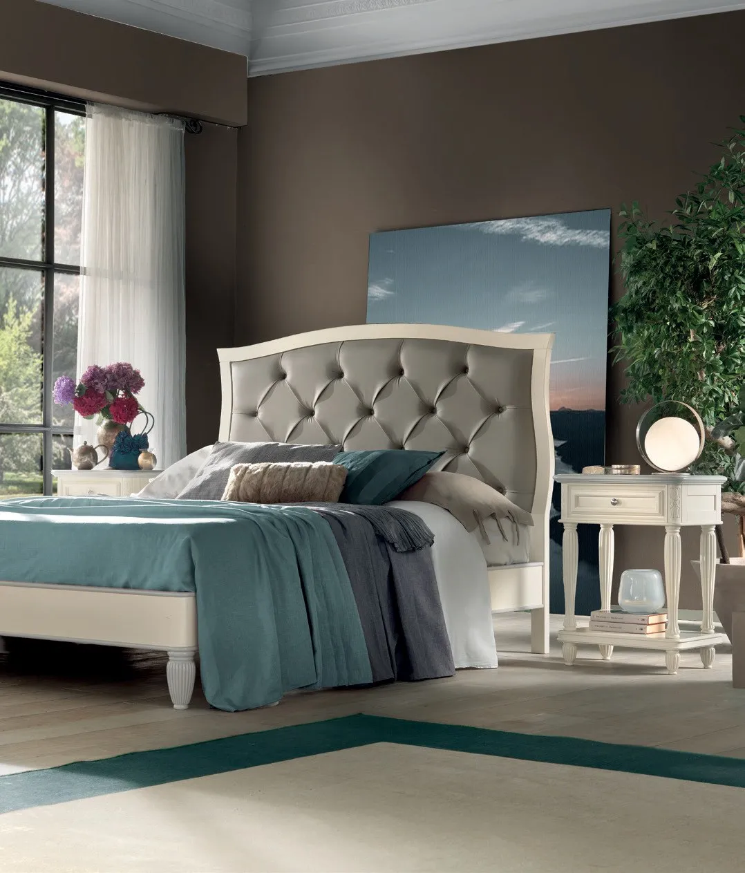 Letto Marco Polo Imba con testata imbottita capitonné e comodini chiari