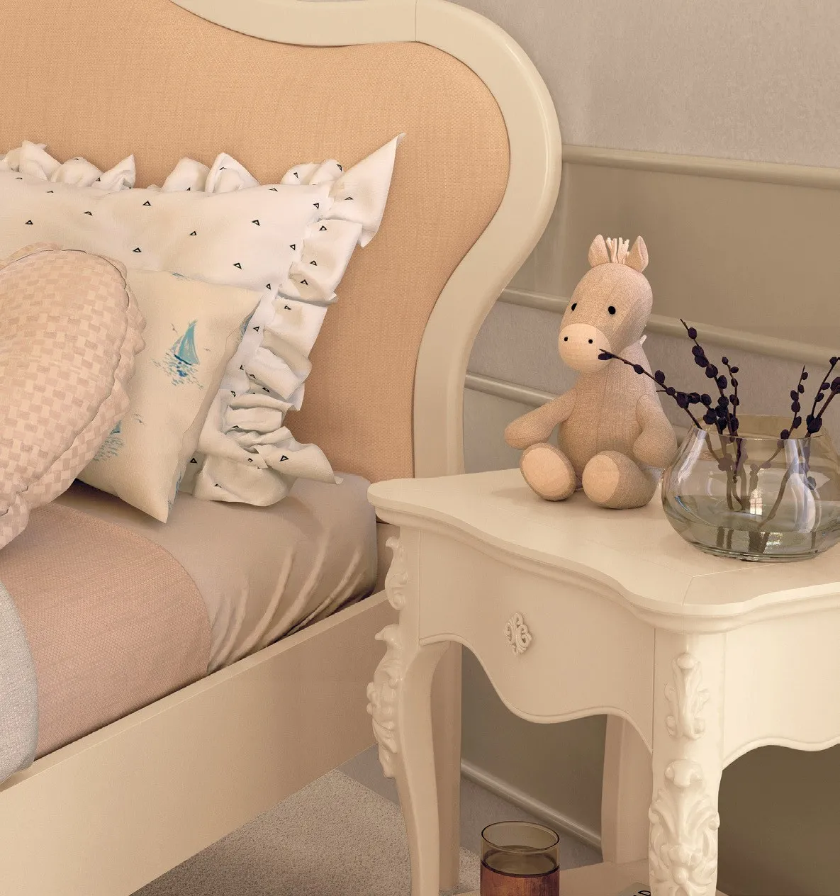 Comodino Venere Imba chiaro accanto a un letto con testata imbottita rosa