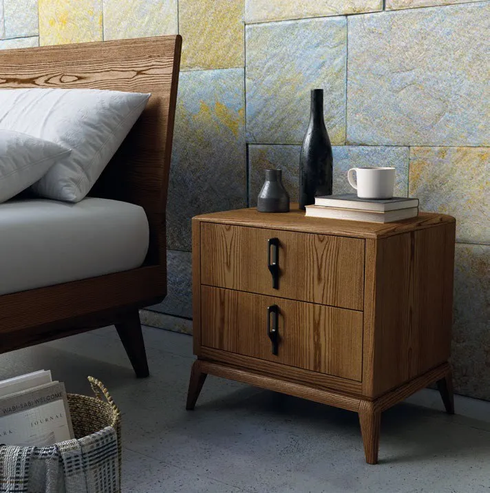 Comodino Nova Linea Imba in frassino Biscotto accanto al letto