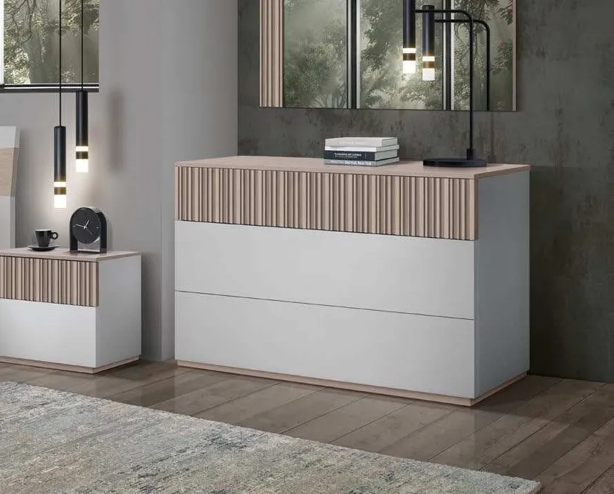 Comò Icon 2.4 Imba bianco con fascia in legno accanto al letto
