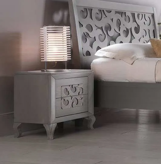 Comodino con intaglio Icon 2.4 Imba grigio chiaro accanto al letto traforato