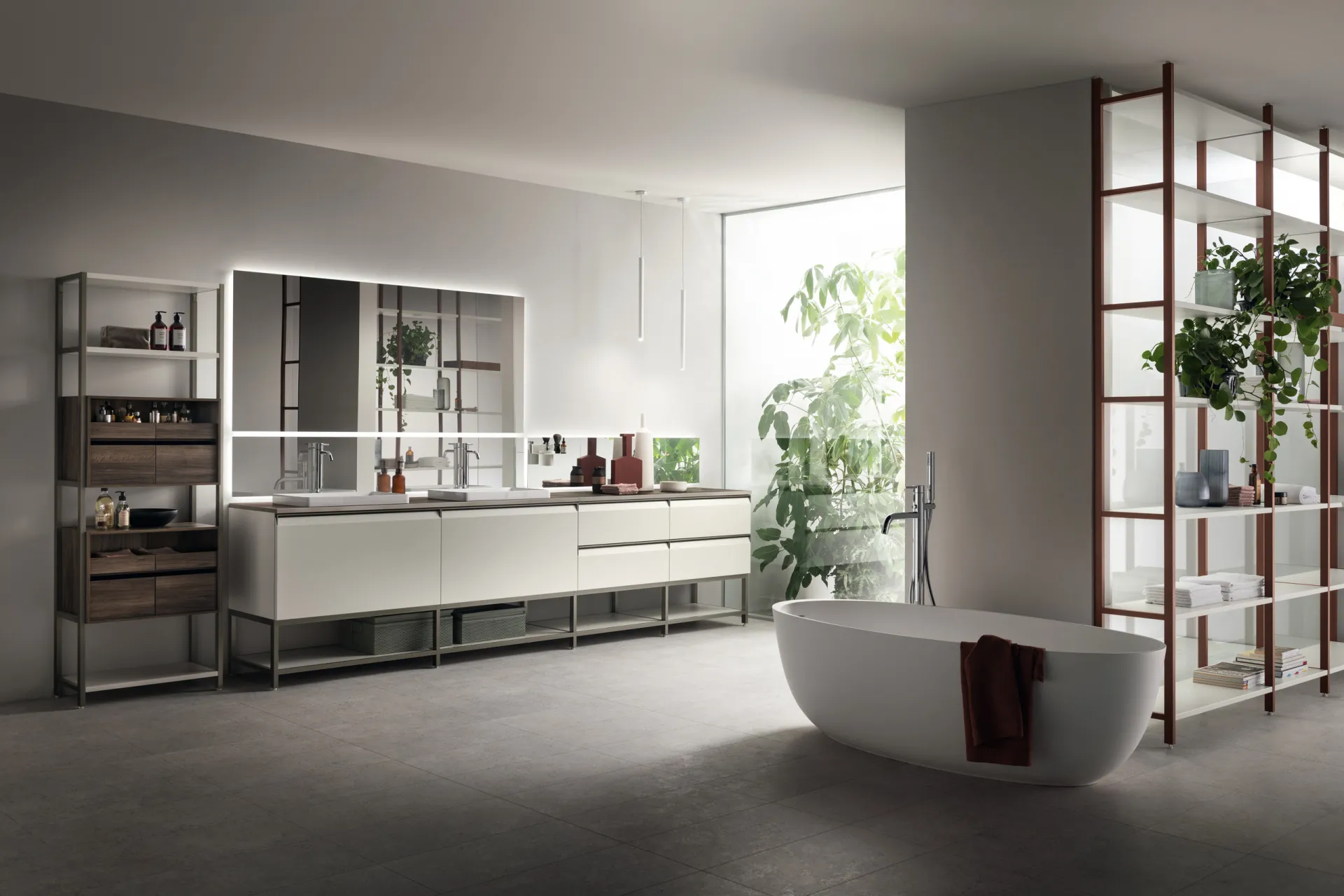 Bagno Formalia Scavolini con base bianca su piedini, Sistema Parete Status, specchiera luminosa e vasca freestanding