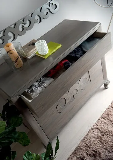 Comò Icon 2.0 Imba grigio scuro con cassetto aperto e intaglio a volute