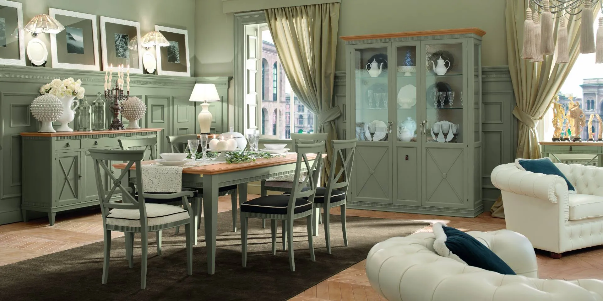 Sala da pranzo Tosato verde salvia con tavolo 22.62, sedie a croce romana e vetrina
