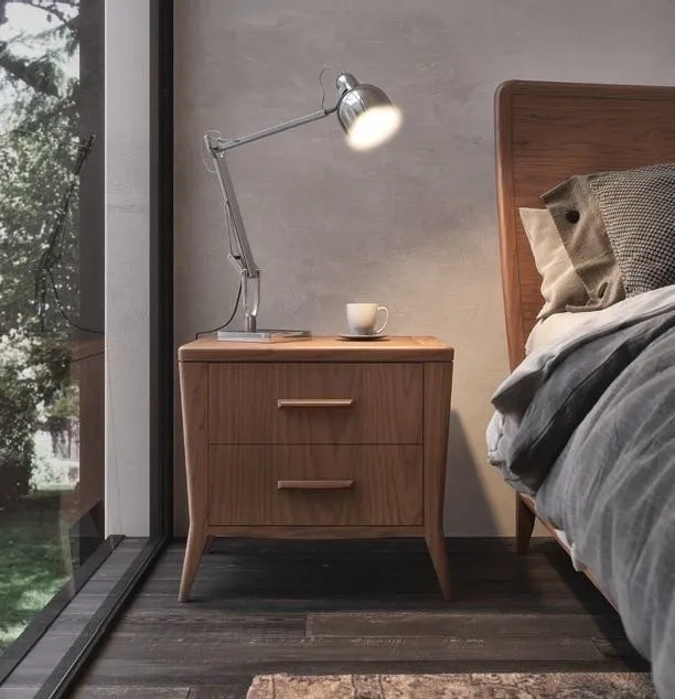 Comodino in frassino Trend Style Imba con piede alto accanto al letto