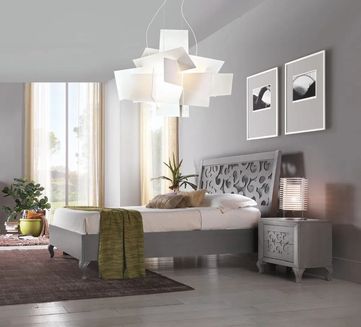 Letto Trend Style Imba grigio con testata traforata in una camera classica