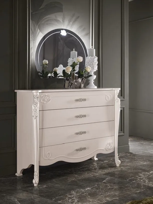 Specchiera Trend Style Imba con luce led sopra un comò bianco classico