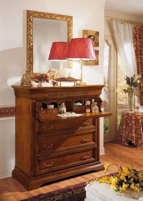 Specchiera Trend Style Imba con cornice a foglie similoro sopra un comò in legno