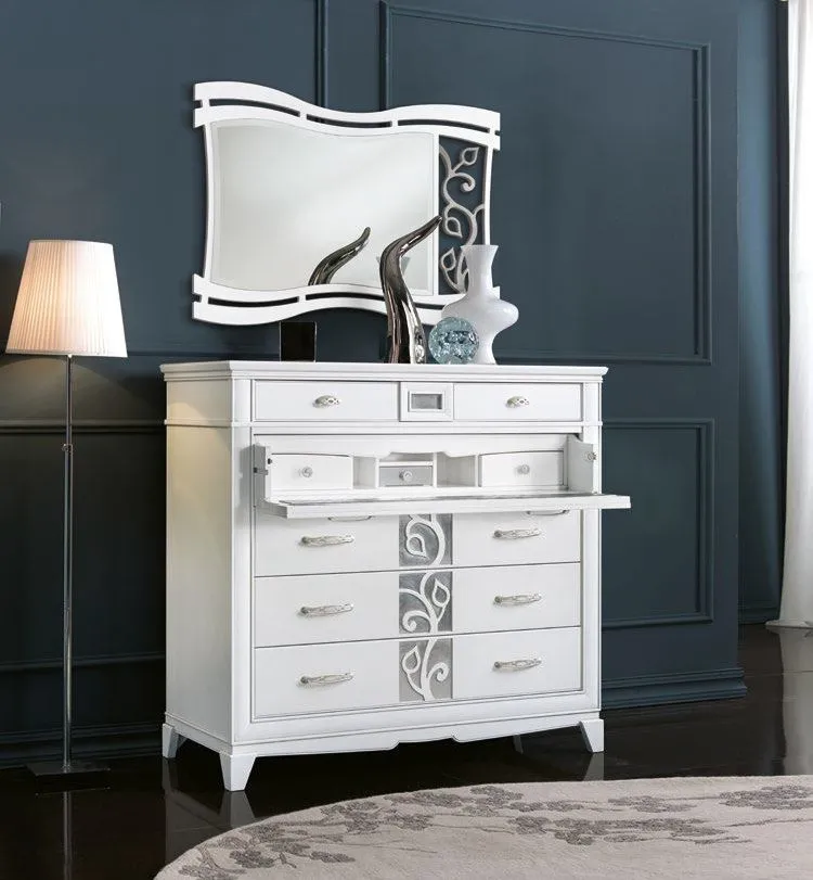 Specchiera rettangolare traforata Trend Style Imba sopra un comò bianco