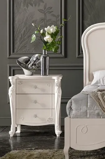 Comodino Trend Style Imba bianco a tre cassetti accanto al letto