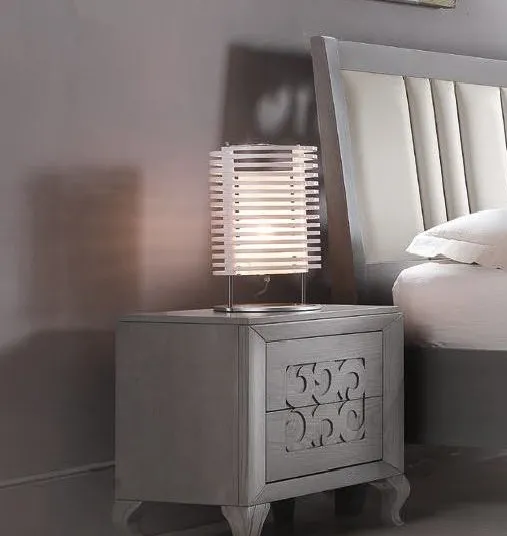 Comodino con intaglio Trend Style Imba grigio accanto al letto