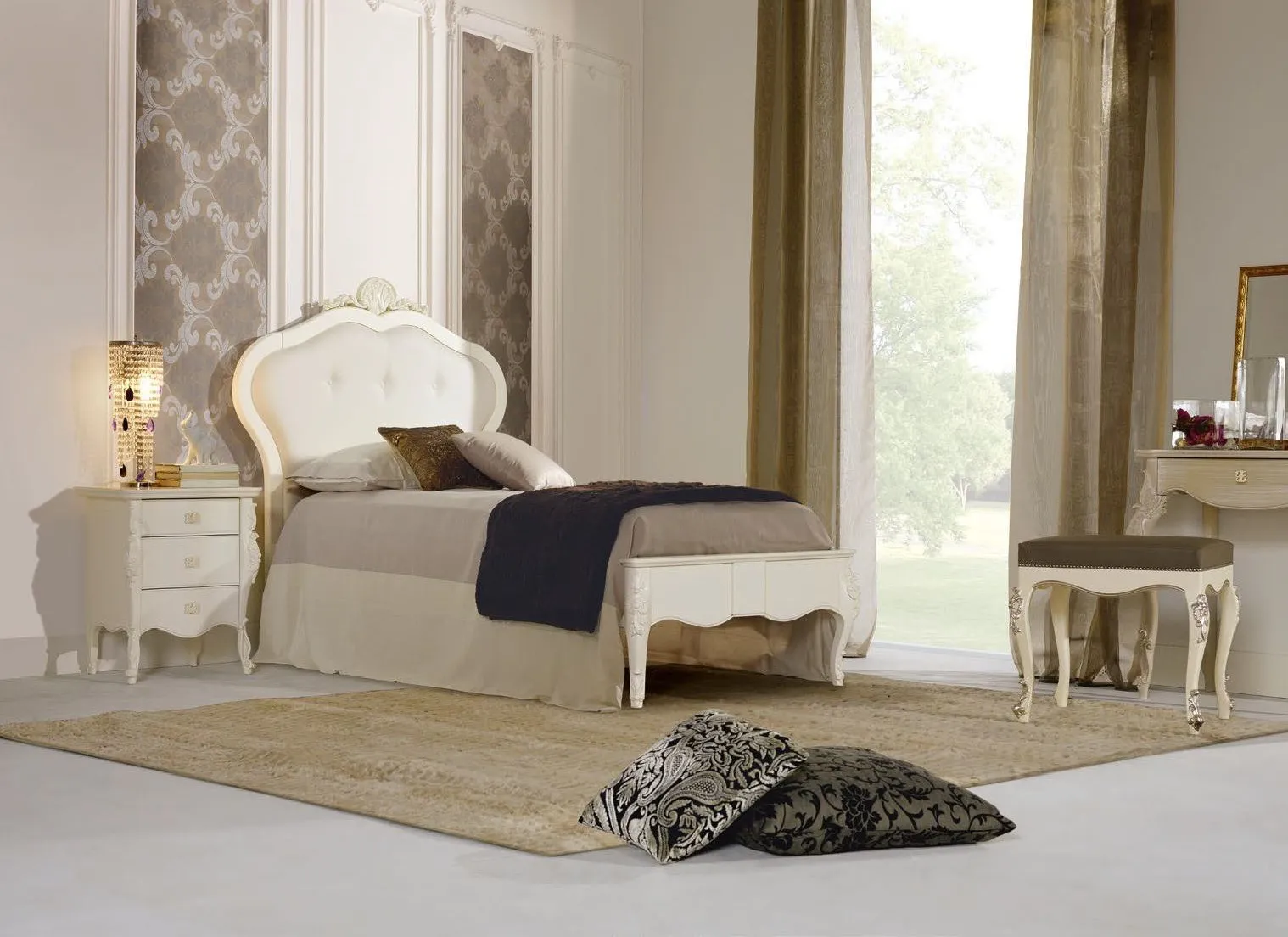Panchetta Trend Style Imba ai piedi di un letto bianco in una camera classica