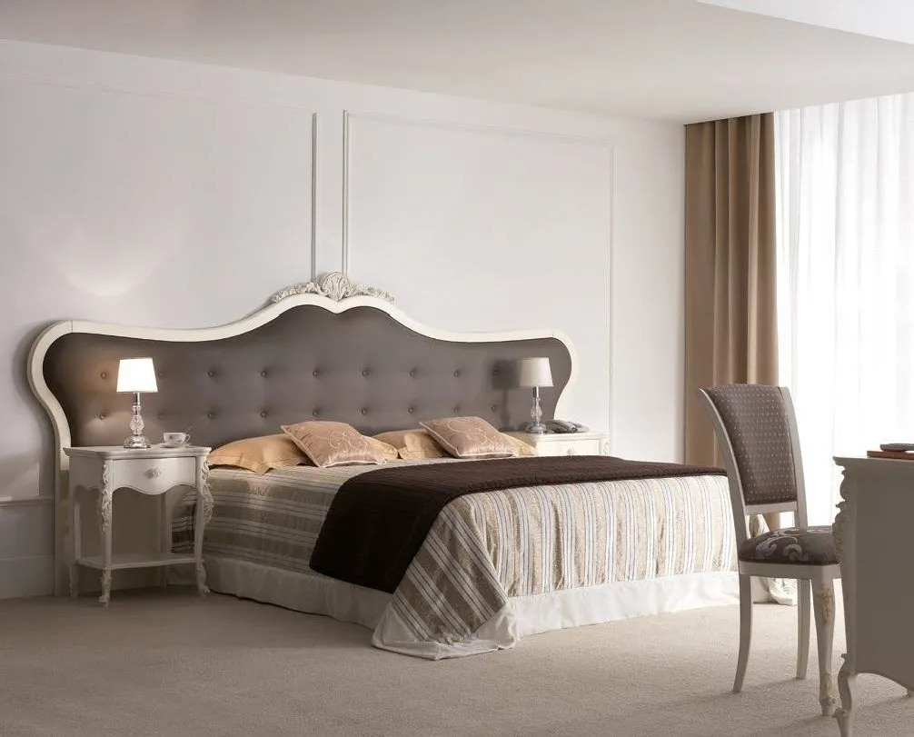 Camera Trend Style Imba con letto capitonné grigio e arredi bianchi