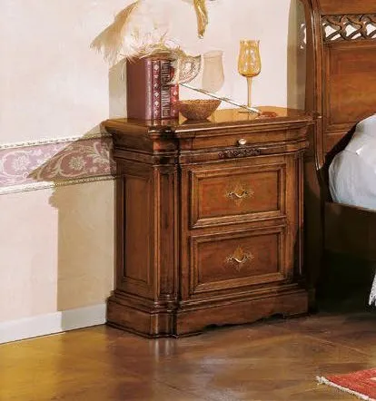 Comodino con intarsio Trend Style Imba in legno accanto al letto