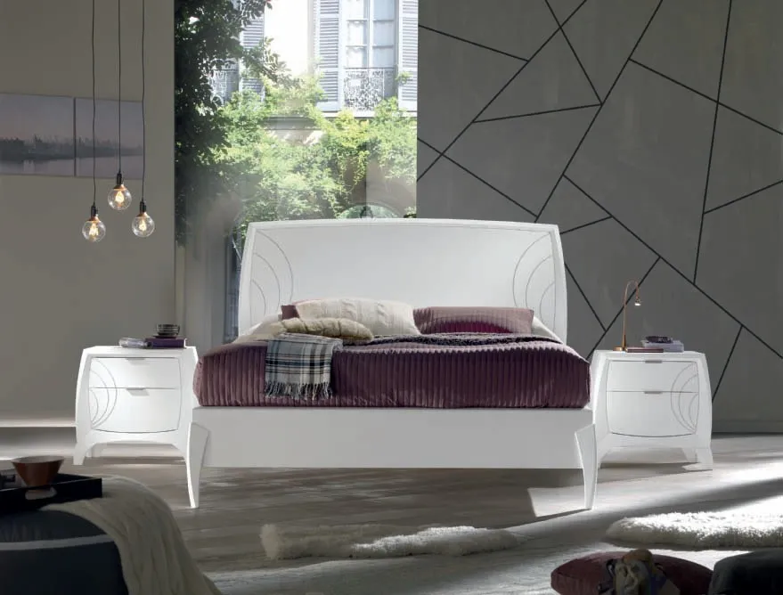 Letto curvo House Project Imba con incisioni sulla testata
