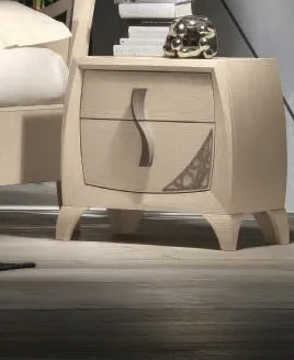 Comodino con traforo House Project Imba accanto al letto sagomato