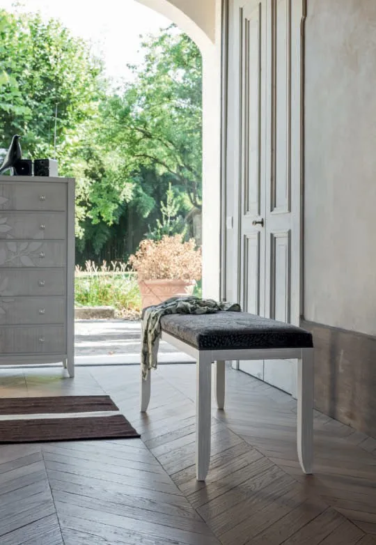 Panchetta House Project Imba con seduta scura accanto alla porta