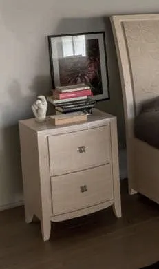 Comodino con decoro House Project Imba chiaro accanto al letto