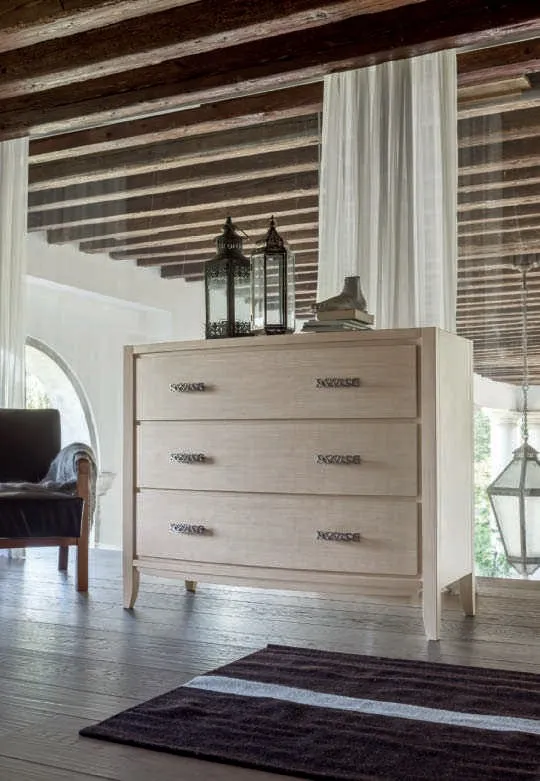Comò con decoro onda House Project Imba in una stanza con travi