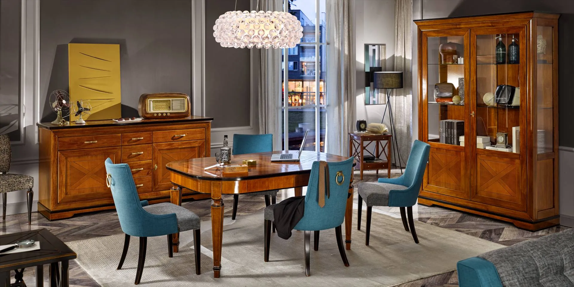 Tavolo allungabile Tosato 22.80 in noce scuro con sedie color petrolio e credenza