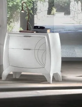 Comodino con incisioni House Project Imba accanto al letto curvo