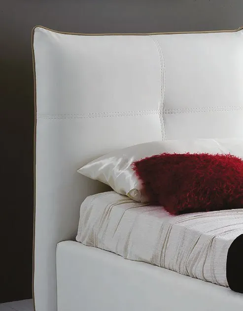 Particolare della testata del letto Monica Imba con cuscino rosso