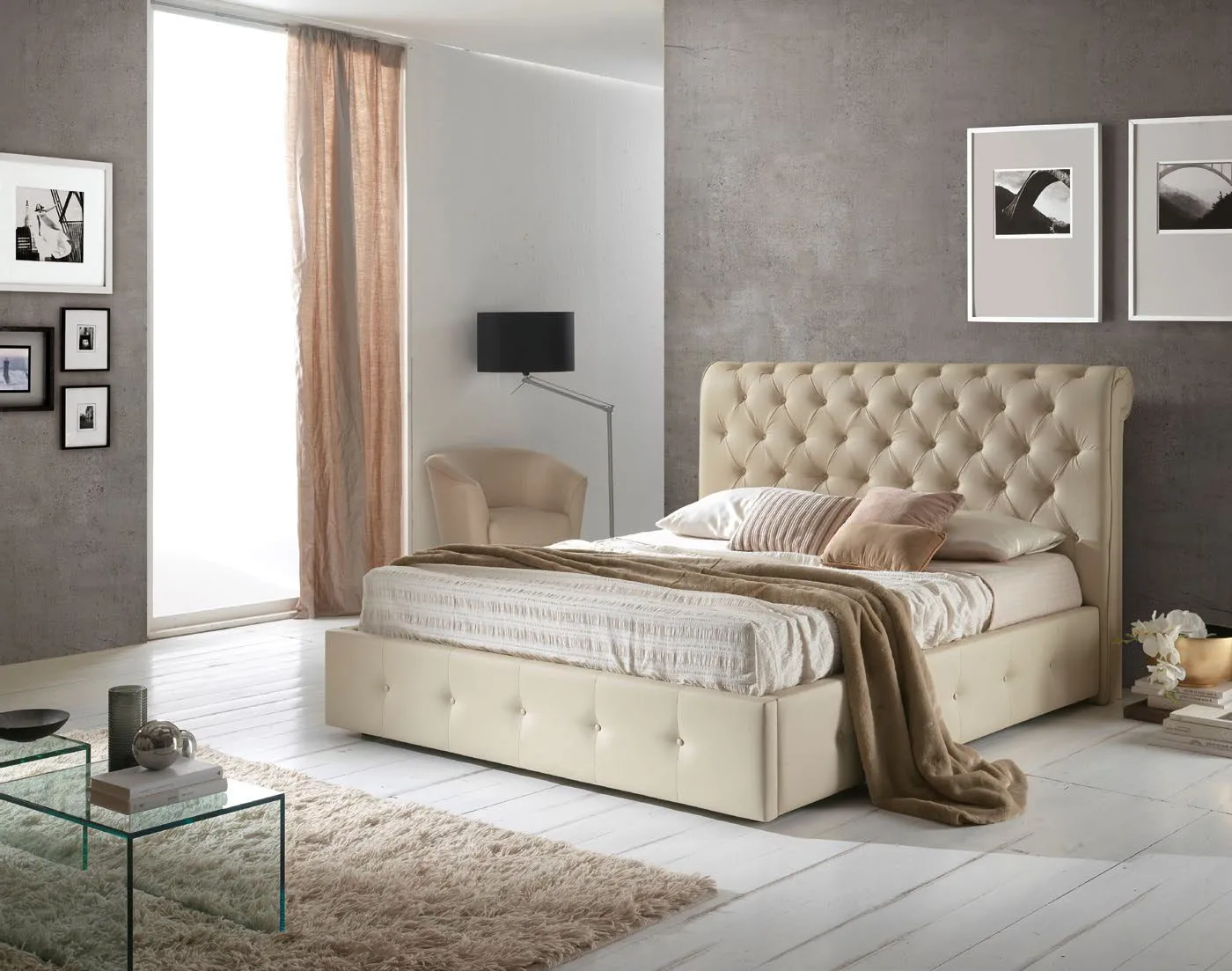 Letto imbottito Peninsula Imba in ecopelle sabbia con testata capitonné