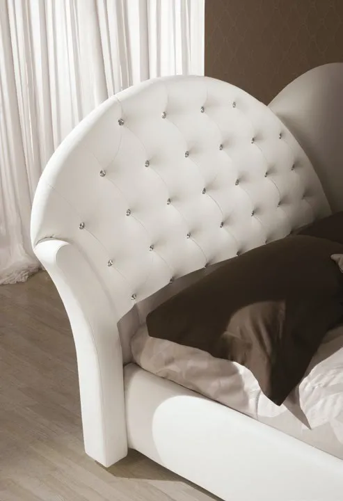 Particolare della testata del letto Marubi Imba con bottoni Swarovski