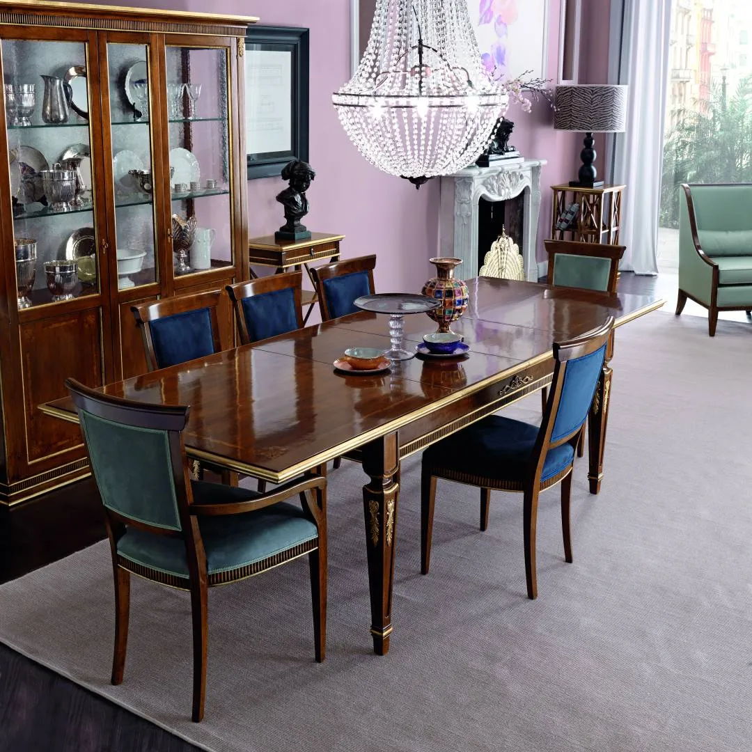 Tavolo allungabile Tosato 22.56 Gold in noce con sedie in velluto blu, in una sala lilla