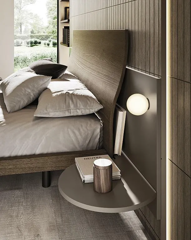 Dettaglio del letto Silom MobilGam con comodino e lampada
