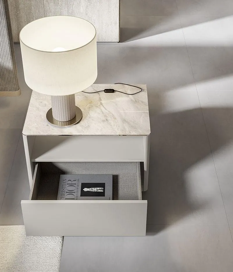 Cassetto aperto del comodino Nodus MobilGam con top marmo