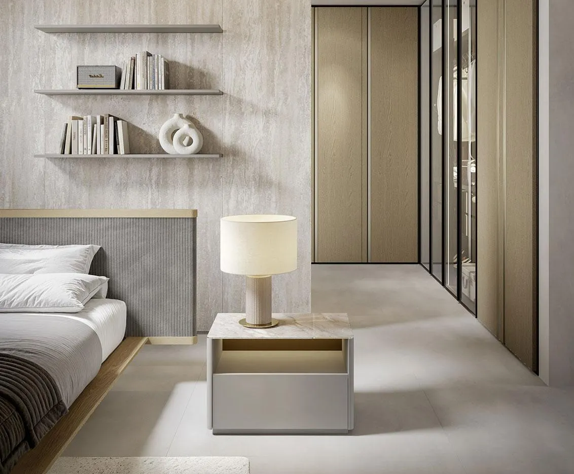 Comodino Nodus MobilGam con lampada vicino alla cabina armadio