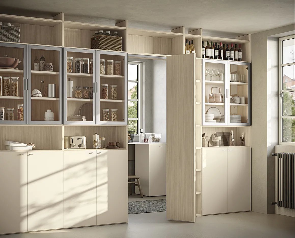 Dispensa Golf Utility Space Colombini con ante in vetro e porta a filo verso la lavanderia