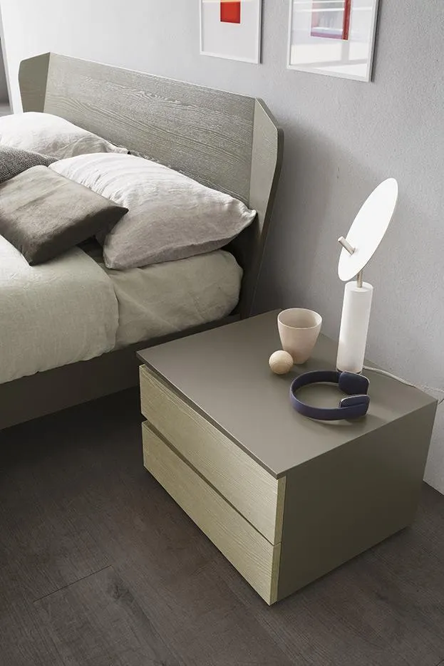 Comodino Line MobilGam tortora accanto al letto
