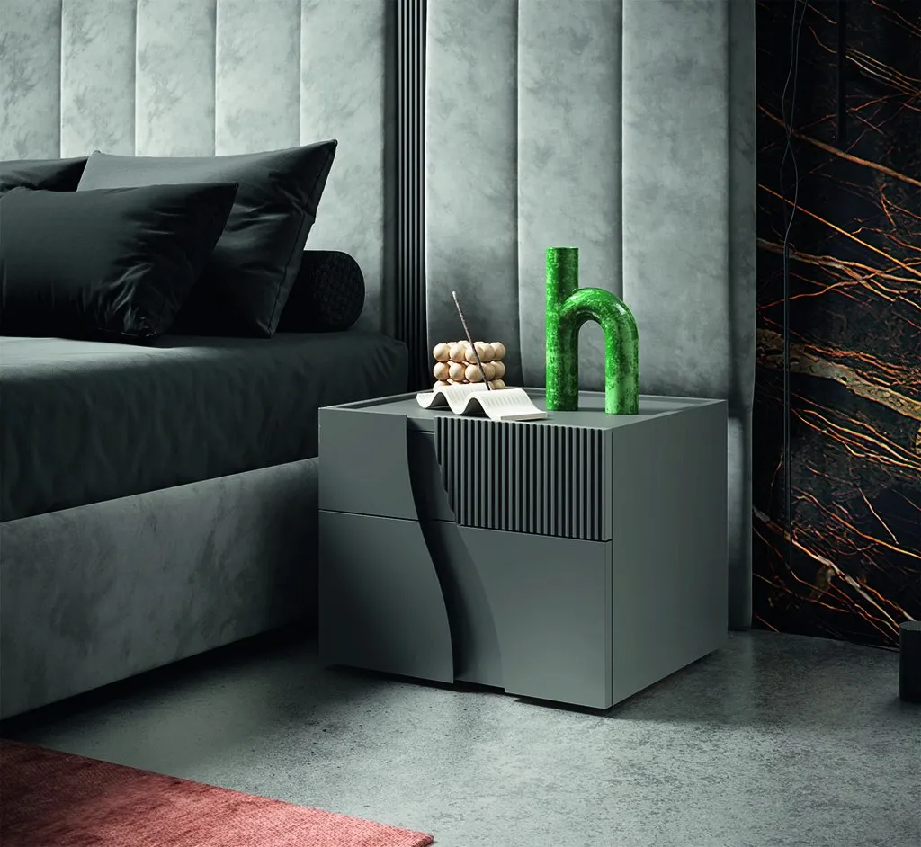 Comodino Wave Mobilificio AG in titanio con cannettato titanio accanto al letto