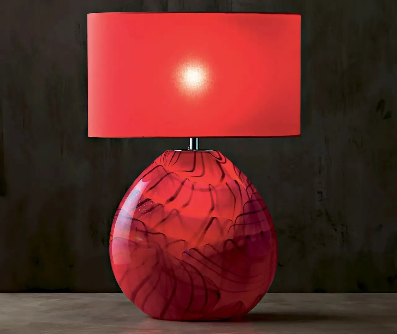 Lampada da tavolo Boheme Le Fablier con vaso rosso decorato e paralume rosso acceso