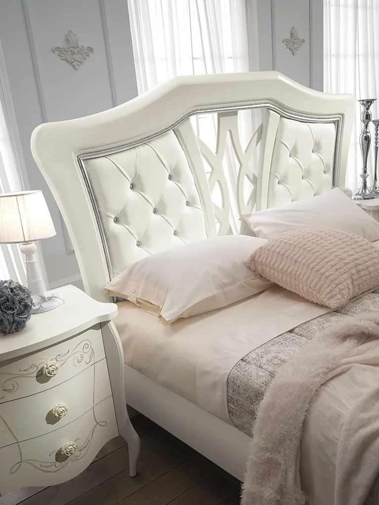 Letto Dior Mobilificio AG con testiera capitonné bordata d'argento